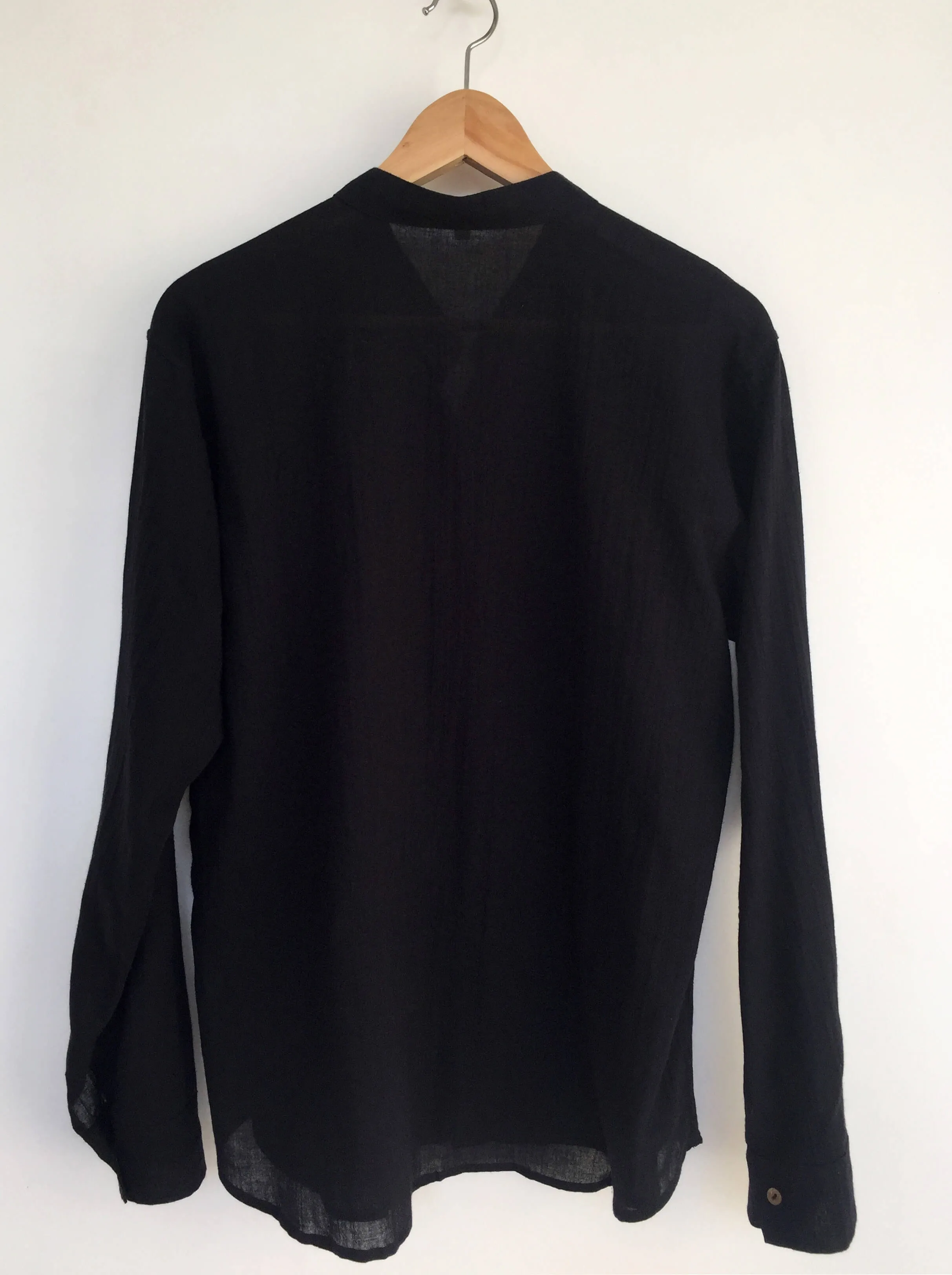 Coconut Button Light Cotton Shirt in Black