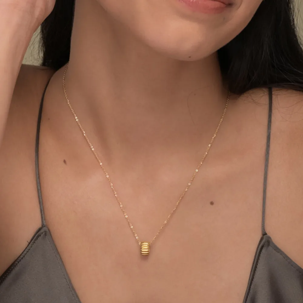 Delicate Oval Pendant Necklace