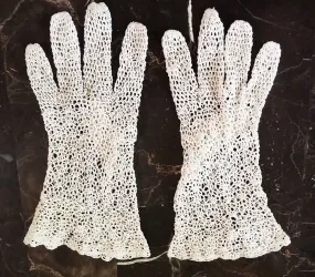 VINTAGE 1950s HAND CROCHET WHITE GLOVES WITH FLARED CUFFS & BUTTON